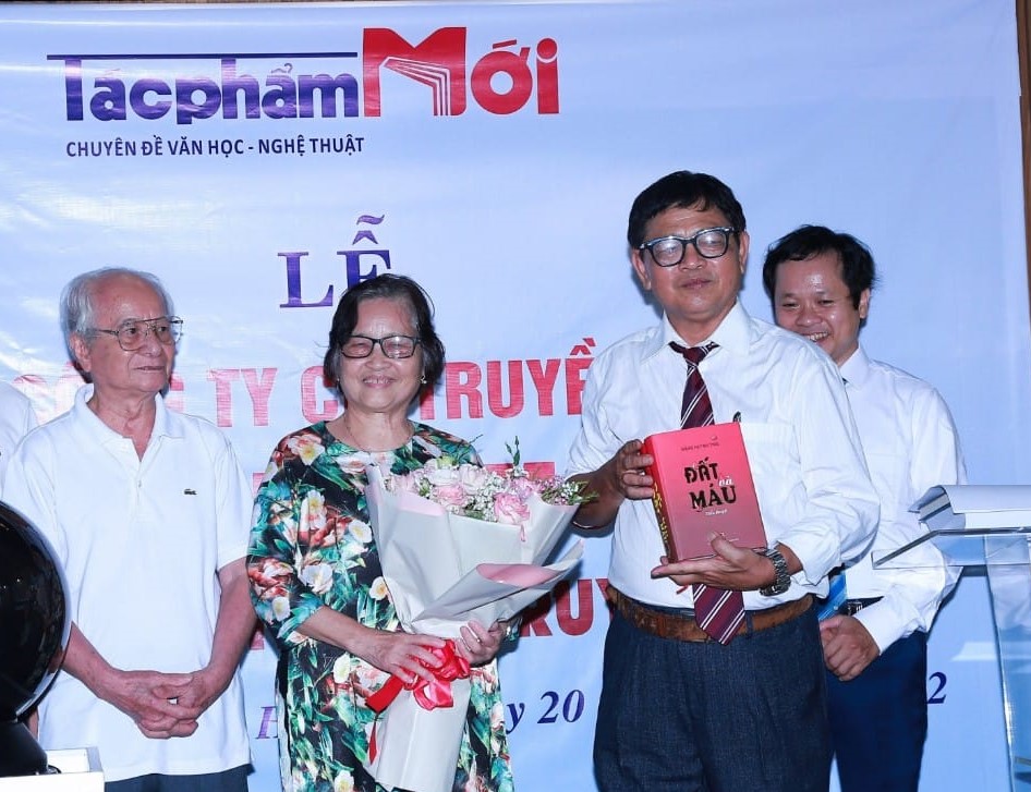 Đất và Máu -  Tiểu thuyết của Đặng Huỳnh Thái  đã được dịch sang ngôn ngữ Anh